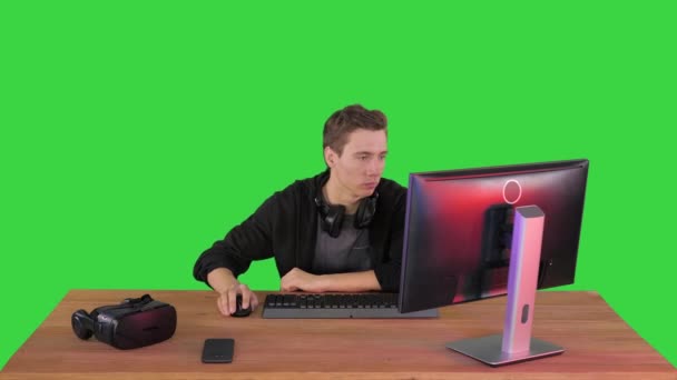 Jeune homme gamer regarder jeu de flux sur un écran vert, Chroma Key. — Video