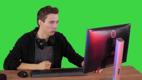 Hombre nervioso viendo videojuegos en una computadora PC en una pantalla verde, Chroma Key. — Vídeo de stock