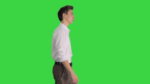 Νεαρός επιχειρηματίας με λευκό πουκάμισο ξεκινά το περπάτημα σε μια πράσινη οθόνη, Chroma Key. — Αρχείο Βίντεο