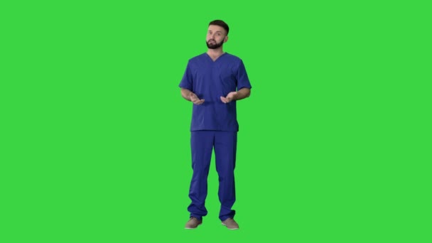 Médico masculino em um uniforme falando explicando algo em uma tela verde, Chroma Key. — Vídeo de Stock