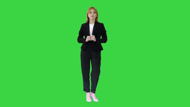 Aantrekkelijke vrouw van middelbare leeftijd die poseert met gevouwen armen op een groen scherm, Chroma Key. — Stockvideo