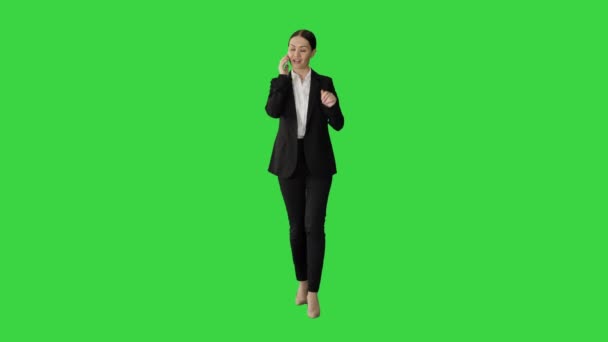 Bossy Businesswoman praten op haar telefoon op een groen scherm, Chroma Key. — Stockvideo