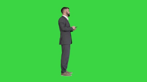 Turk uomo d'affari utilizzando il telefono su uno schermo verde, Chroma Key. — Video Stock