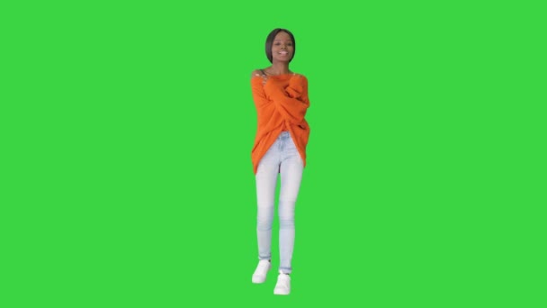 Νέοι casual αφρικανή γυναίκα χορεύει σε μια πράσινη οθόνη, Chroma Key. — Αρχείο Βίντεο
