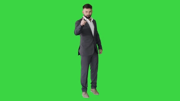 Uomo d'affari con la barba che mostra gesti Finger up, pollici su uno schermo verde, Chroma Key. — Video Stock