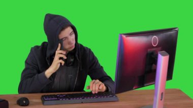 Tecrübeli bir hacker, birinin Yeşil Ekran, Chroma Key 'e yaptığı çağrıya cevap verir..