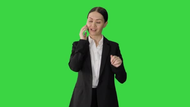 Bossy Affärskvinna talar på sin telefon på en grön skärm, Chroma Key. — Stockvideo