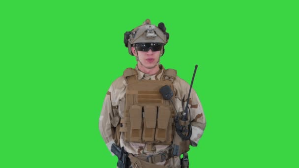 Soldat militaire américain en uniforme rapporte sur un écran vert, Chroma Key. — Video