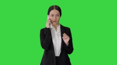 Genç iş kadını yeşil ekranda konuşuyor, Chroma Key..