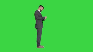 Tatmin olmuş iş adamı Yeşil Ekran, Krom Anahtar 'a avro sayıyor..