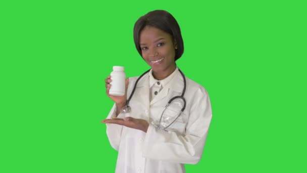 Gülümseyen Afro-Amerikan kadın doktor steteskop ile Yeşil Ekran, Chroma Key 'de ilaç reklamı yapıyor.. — Stok video