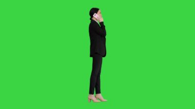 Genç iş kadını yeşil ekranda konuşuyor, Chroma Key..
