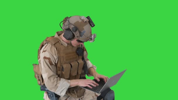 Soldado usando o computador portátil para vigilância durante a operação militar em uma tela verde, chave de Chroma . — Vídeo de Stock