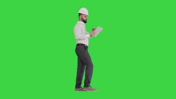 Byggspecialist med hjälp av en surfplatta dator när du går på en grön skärm, Chroma Key. — Stockvideo