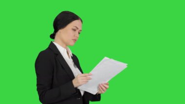 Ciddi Şirin İş Kadını Yeşil Ekran, Krom Anahtar 'da belgeler okuyor..