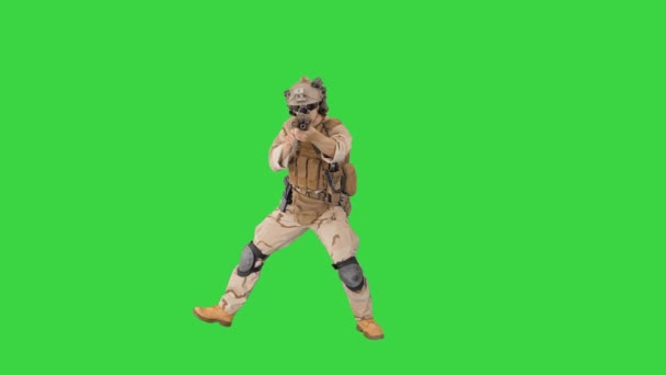 Soldado que se move de lado a lado apontando com o rifle em uma tela verde, Chroma Key . — Vídeo de Stock