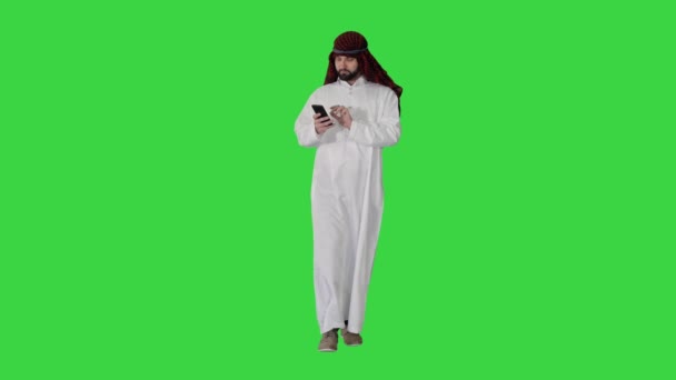 Șeicul arab purtând keffiyeh primește știri la telefon pe un ecran verde, Chroma Key . — Videoclip de stoc