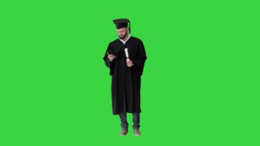 Yüksek lisans öğrencisi telefonda Yeşil Ekran, Chroma Key 'de mesaj atıyor..