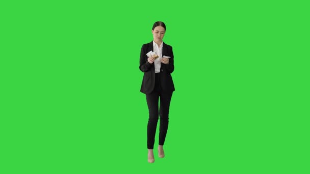 Femme brune comptant les billets en euros et regardant la caméra sur un écran vert, Chroma Key. — Video