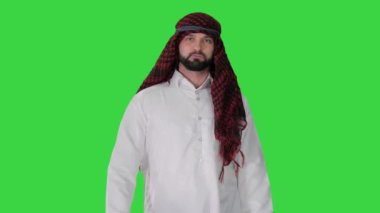 Ciddi şeyh yeşil ekranda yürüyor, Chroma Key..