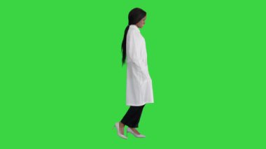 Güzel Afrikalı Amerikalı kadın doktor Yeşil Ekran 'da poz veriyor, Chroma Key.