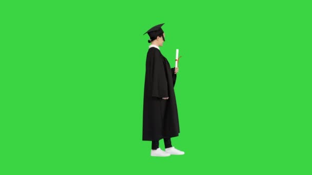 Щаслива жінка з дипломом і великим пальцем на зеленому екрані, Chroma Key. — стокове відео