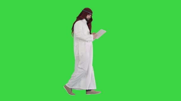 Sheikh utilizzando tablet digitale e camminare su uno schermo verde, Chroma Key. — Video Stock
