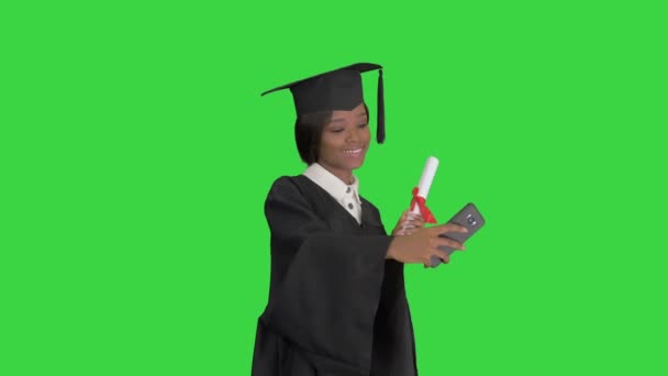 Happy African American kvindelige kandidat besidder diplom og gøre selfie på en grøn skærm, Chroma Key. – Stock-video