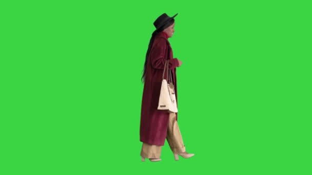 Gyönyörű afro-amerikai nő sétál a zöld képernyőn, Chroma Key. — Stock videók