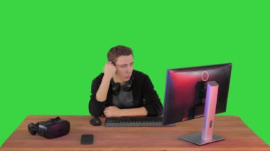 Green Screen, Chroma Key 'de online oyun izlerken hayal kırıklığını ifade eden üzgün oyuncu.