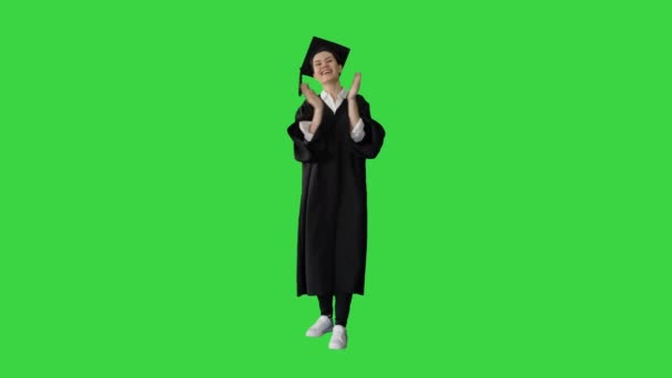 Graduiertenstudentin applaudiert lächelnd auf einem Green Screen, Chroma Key. — Stockvideo