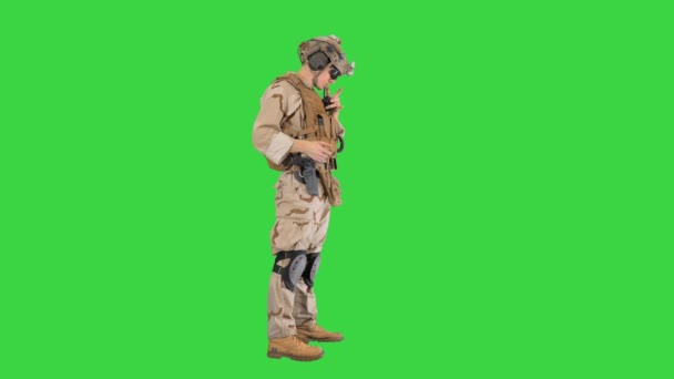 Στρατιώτης στέκεται και μιλάει στο ραδιόφωνο σε μια πράσινη οθόνη, Chroma Key. — Αρχείο Βίντεο