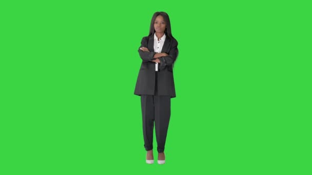 Αυτοπεποίθηση αφροαμερικανός επιχειρηματίας με σταυρωμένα χέρια σε μια πράσινη οθόνη, Chroma Key. — Αρχείο Βίντεο