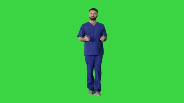 Férfi orvos sebész beszél séta közben a zöld képernyőn, Chroma Key. — Stock videók