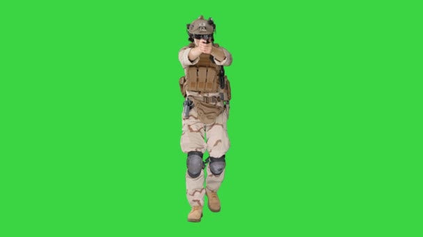 Soldato che cammina e spara dalla pistola a mano su uno schermo verde, chiave cromatica. — Video Stock