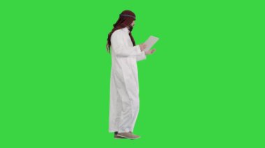 Şeyh, Yeşil Ekran, Chroma Anahtarı üzerinde dijital tablet kullanarak bilgi veya ürün sunar.