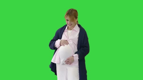 Donna incinta accarezzando la pancia su uno schermo verde, Chroma Key. — Video Stock