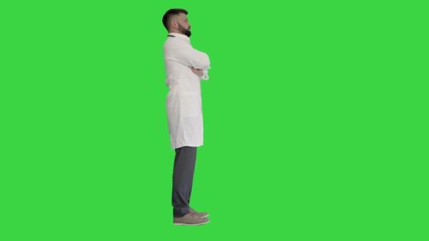 Επιτυχημένος γιατρός με διπλωμένα χέρια σε μια πράσινη οθόνη, Chroma κλειδί. — Αρχείο Βίντεο