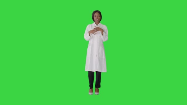 Mladá africká americká lékařka mluví o lékařské péči na zelené obrazovce, Chroma Key. — Stock video