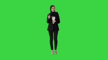 Kendine güvenen genç Müslüman iş kadını tesettür takıyor Yeşil Ekran 'da kameraya konuşuyor, Chroma Key.