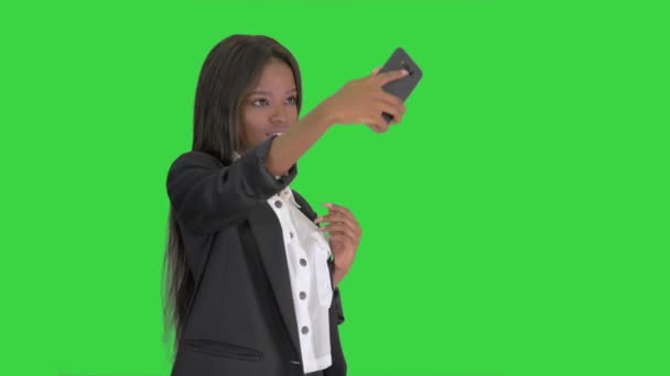 Linda africana amerivan fêmea fazendo selfie em seu telefone em uma tela verde, Chroma Key. — Vídeo de Stock