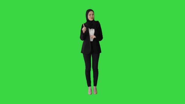 Уверенная в себе молодая мусульманская деловая женщина носит хиджаб, разговаривая с камерой на зеленом экране, Chroma Key. — стоковое видео