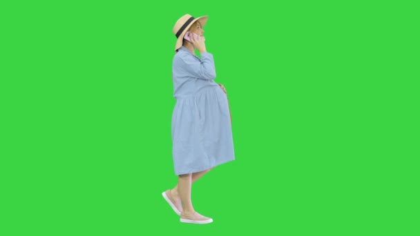 Piękna kobieta w ciąży kaukaskiej wykonująca połączenie na spacer na świeżym powietrzu na zielonym ekranie, Chroma Key. — Wideo stockowe
