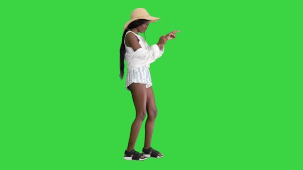 Menina americana africana alegre em um chapéu de palha dançando em uma tela verde, Chroma Key. — Vídeo de Stock