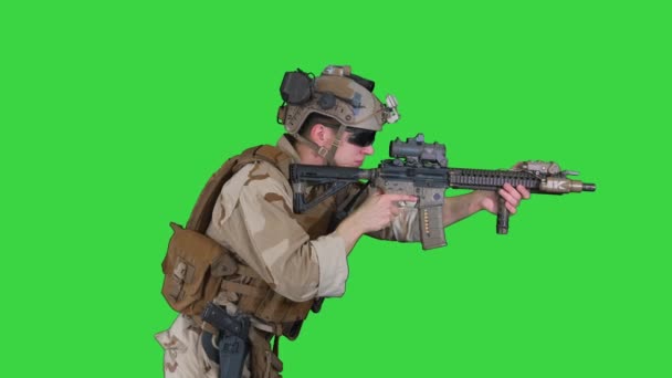 Fuzileiro naval apontando e disparando rifle automático em uma tela verde, Chroma Key. — Vídeo de Stock