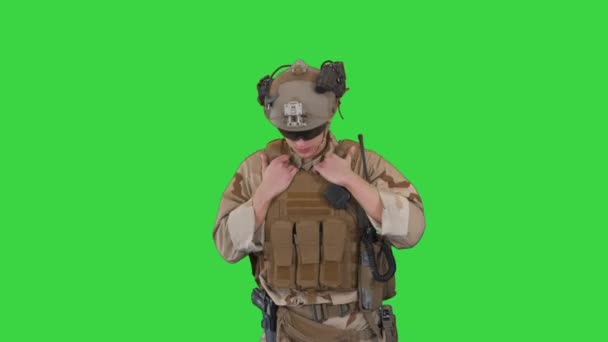 Soldats en tenue de camouflage vérifiant les munitions sur un écran vert, Chroma Key. — Video
