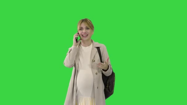 Belle femme enceinte parlant au téléphone alors qu'elle marche sur un écran vert, Chroma Key. — Video