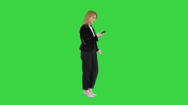 Scheitern, Verlust, frustrierte Frau mit Smartphone auf grünem Bildschirm, Chroma Key. — Stockvideo