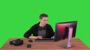Oyuncu Yeşil Ekran, Chroma Key 'de kişisel bilgisayarda bir video oyunu oynuyor.