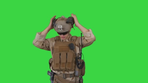 Soldat préparant l'équipement tactique pour la bataille d'action sur un écran vert, Chroma Key. — Video